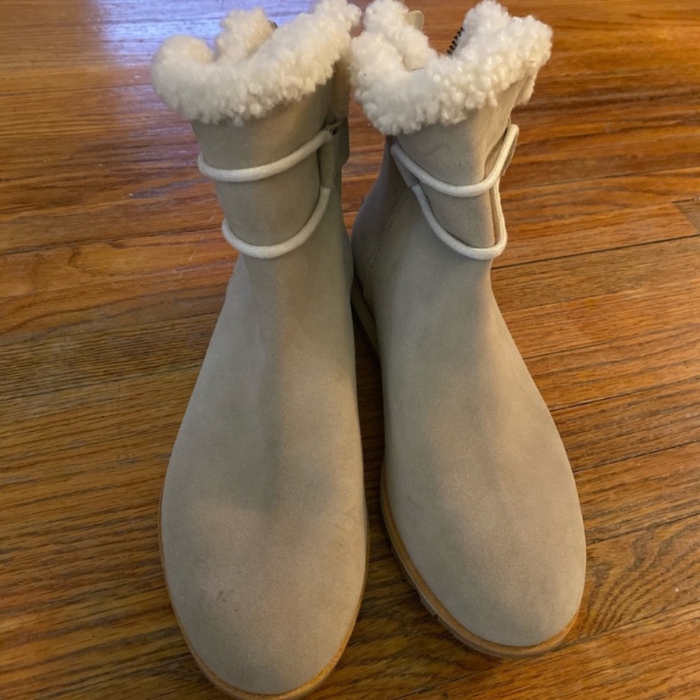 Cozy Sorel suede booties